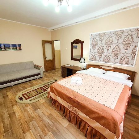 Апартаменты на улице Розыбакиева, 103 Алмати Екстер'єр фото
